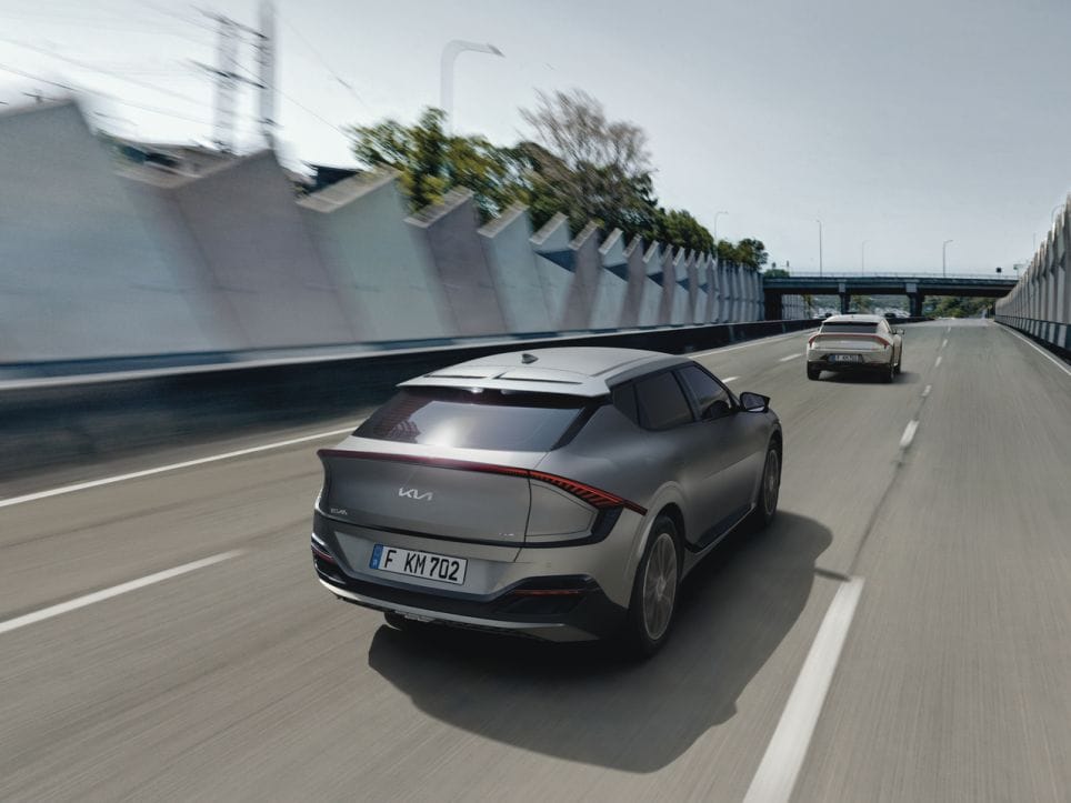 Vista posteriore di Kia EV6, logo Kia