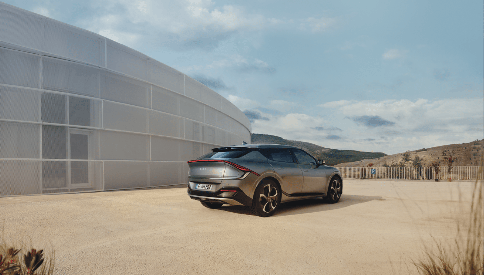 Esclusivo design posteriore di EV6 con sbalzi corti