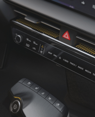 Donna in bianco di fronte a Kia EV6