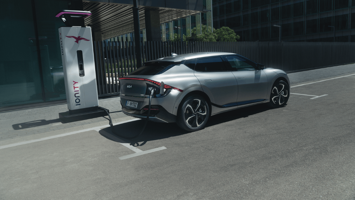 EV6 in ricarica su colonnina Ionity